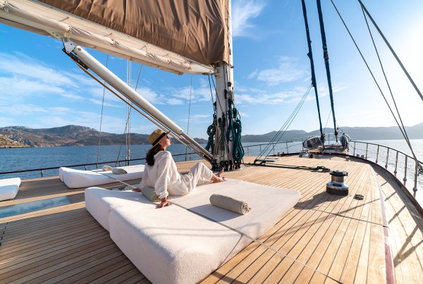 06-GETAWAY-Sunbathing-Area-and-Forward-Deck