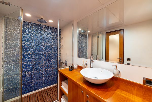 13-GETAWAY-Master-Cabin-Bathroom