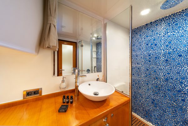 15-GETAWAY-Double-Cabin-Bathroom