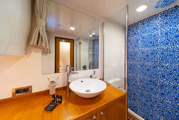 17-GETAWAY-Twin-Cabin-Bathroom