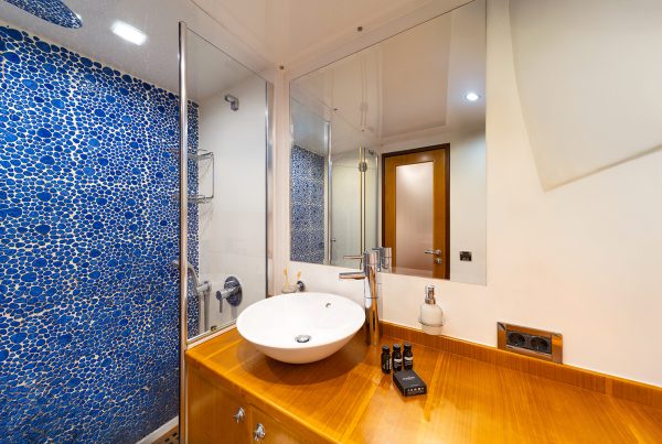 19-GETAWAY-Twin-Cabin-Bathroom-