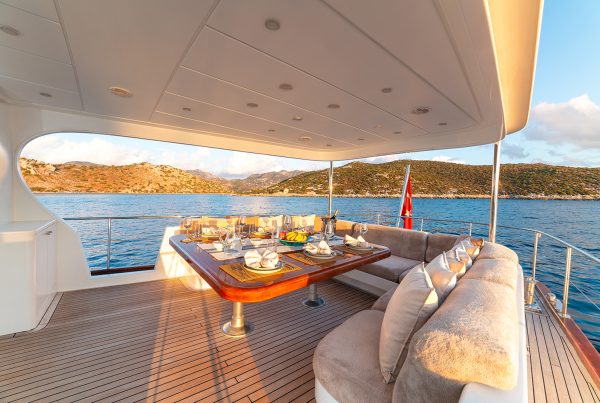 08-CANEREN-Aft-Deck-Seating-Area-2
