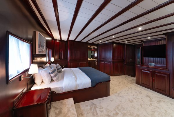 11-ALWAYS-SMILE-Aft-Master-Cabin