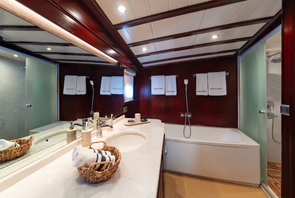 12-ALWAYS-SMILE-Aft-Master-Cabin-Bathroom