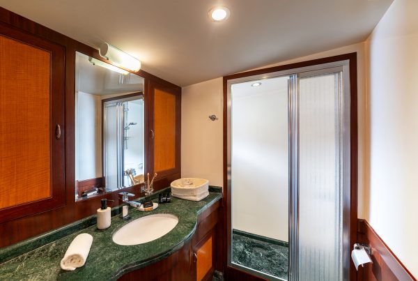 13-CANEREN-Master-Cabin-Bathroom