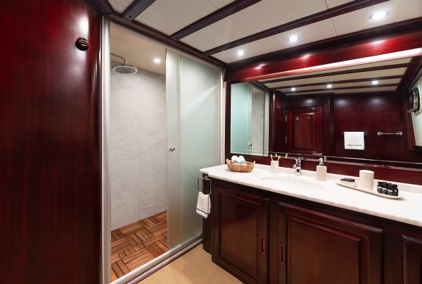 14-ALWAYS-SMILE-Port-Double-Cabin-Bathroom