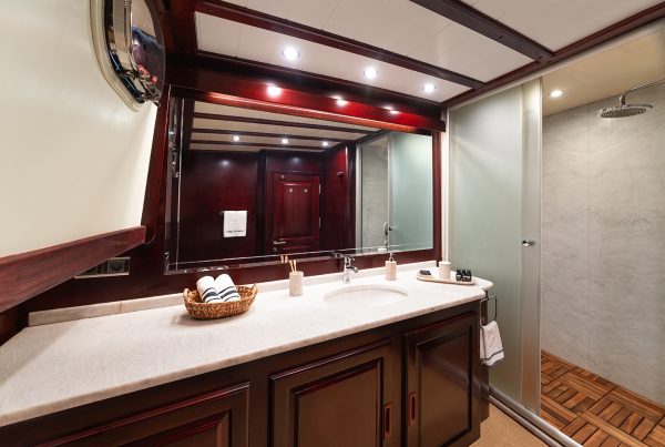 16-ALWAYS-SMILE-Starboard-Double-Cabin-Bathroom