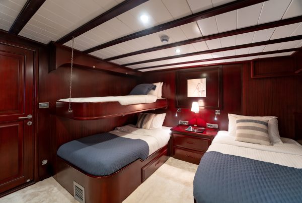 17-ALWAYS-SMILE-Starboard-Twin-Cabin-Pullman