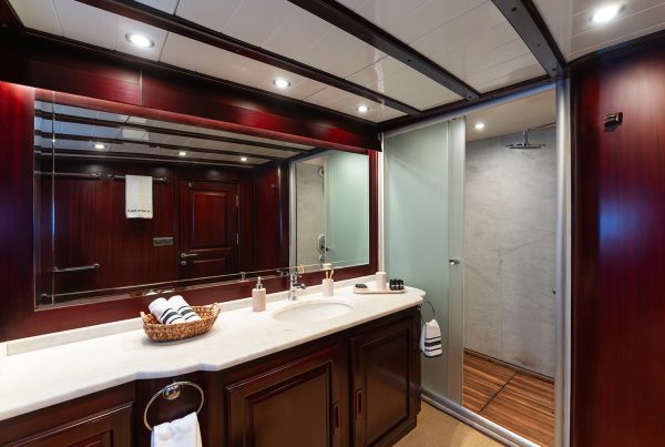 18-ALWAYS-SMILE-Starboard-Twin-Cabin-Pullman-Bathroom