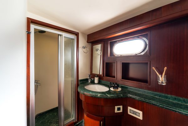 21-CANEREN-Twin-Cabin-Pullman-Bathroom