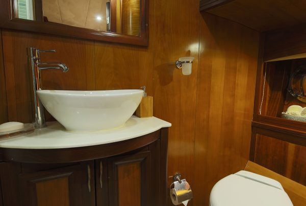 23_Starboard-Cabin-Bathroom1