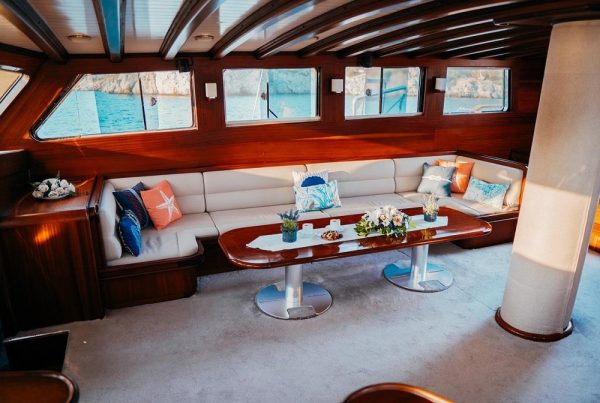 Wicked Felina 34 mt 5 cabins.pdf-image-009