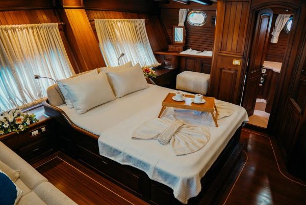 Wicked Felina 34 mt 5 cabins.pdf-image-010