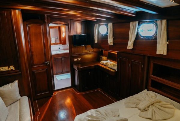 Wicked Felina 34 mt 5 cabins.pdf-image-014