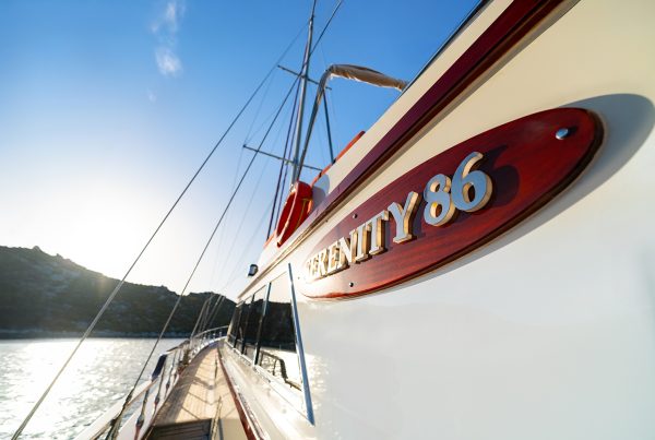 04-SERENITY-86-Side-Deck