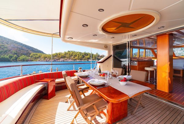06-SERENITY-86-Aft-Seating-2