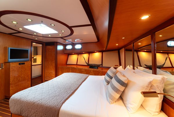 09-SERENITY-86-Master-Cabin-1