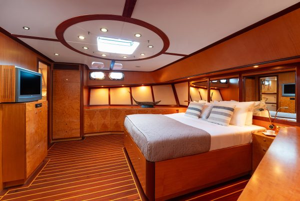 10-SERENITY-86-Master-Cabin-2