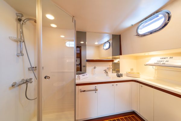 12-SERRENITY-86-Master-Cabin-