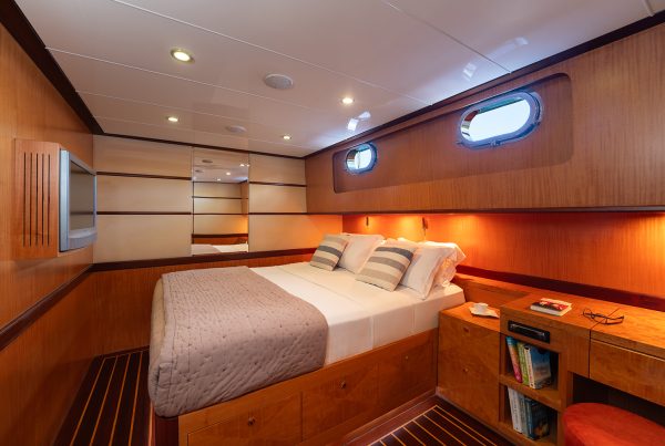 13-SERENITY-86-VIP-Cabin