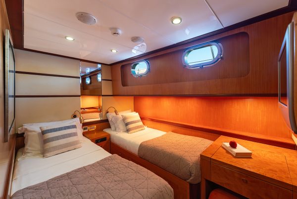 15-SERENITY-86-Twin-Cabin-1