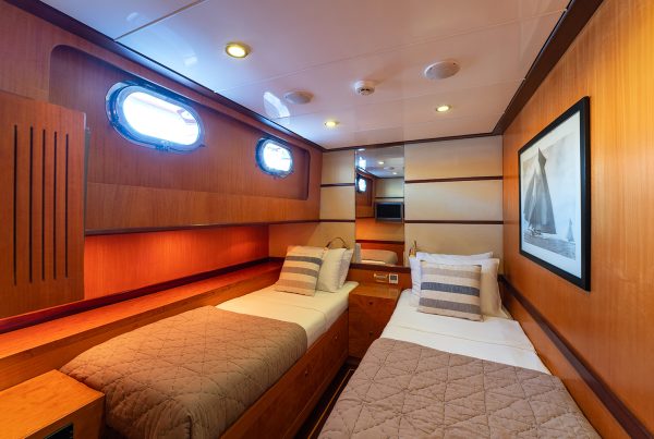 16-SERENITY-86-Twin-Cabin-2